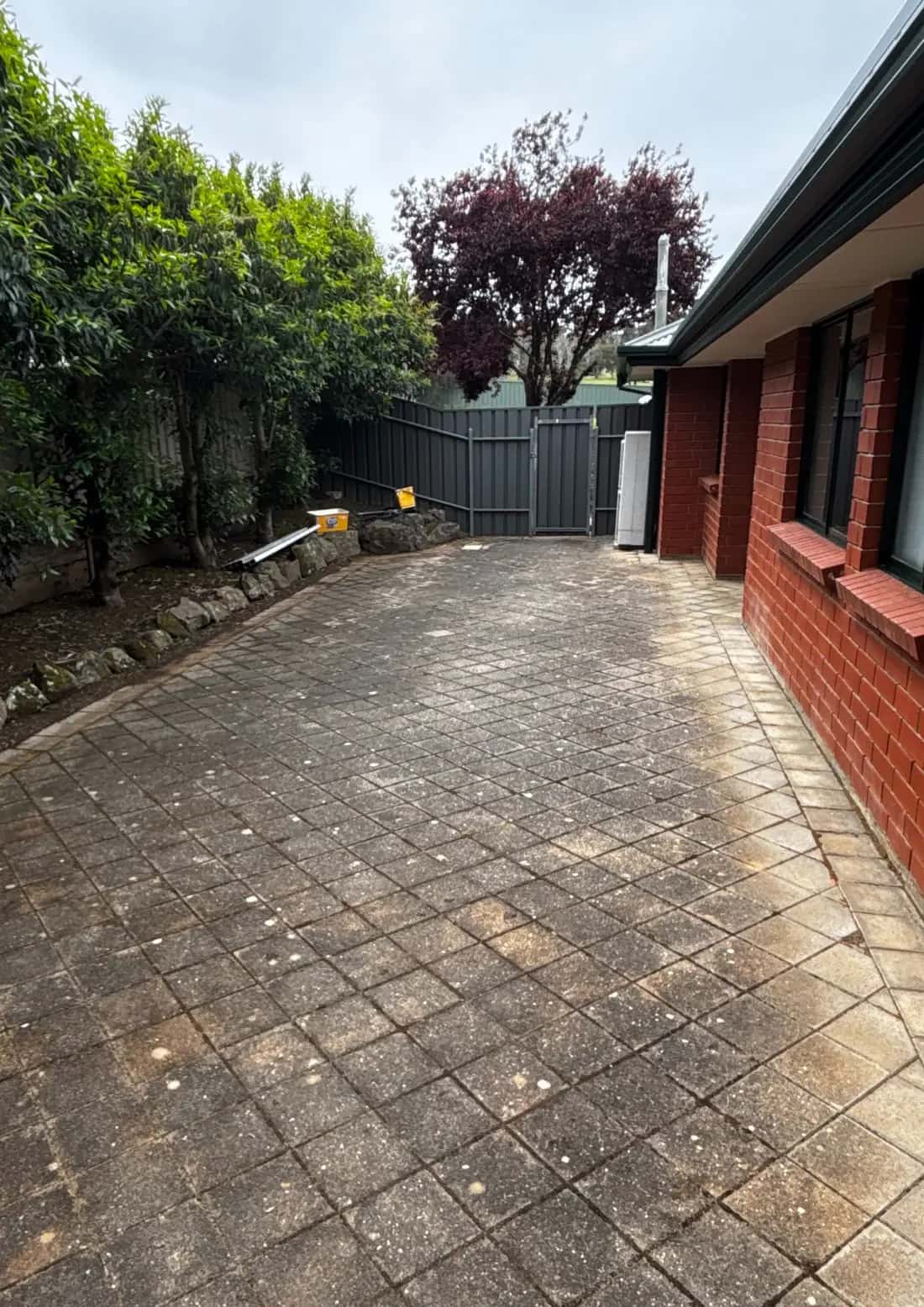 Exterior before cleaning result 1