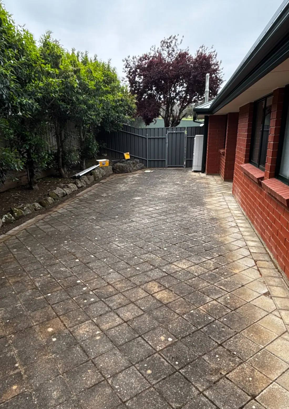 Exterior before cleaning result 1